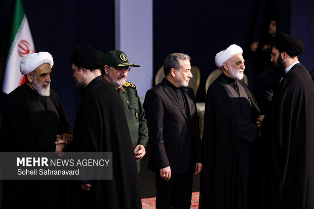 ادای احترام سران قوا به پیکر رهبر شهید انقلاب