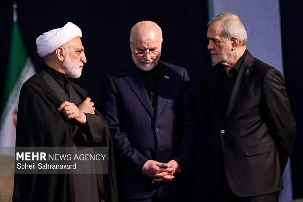 ادای احترام سران قوا به پیکر رهبر شهید انقلاب