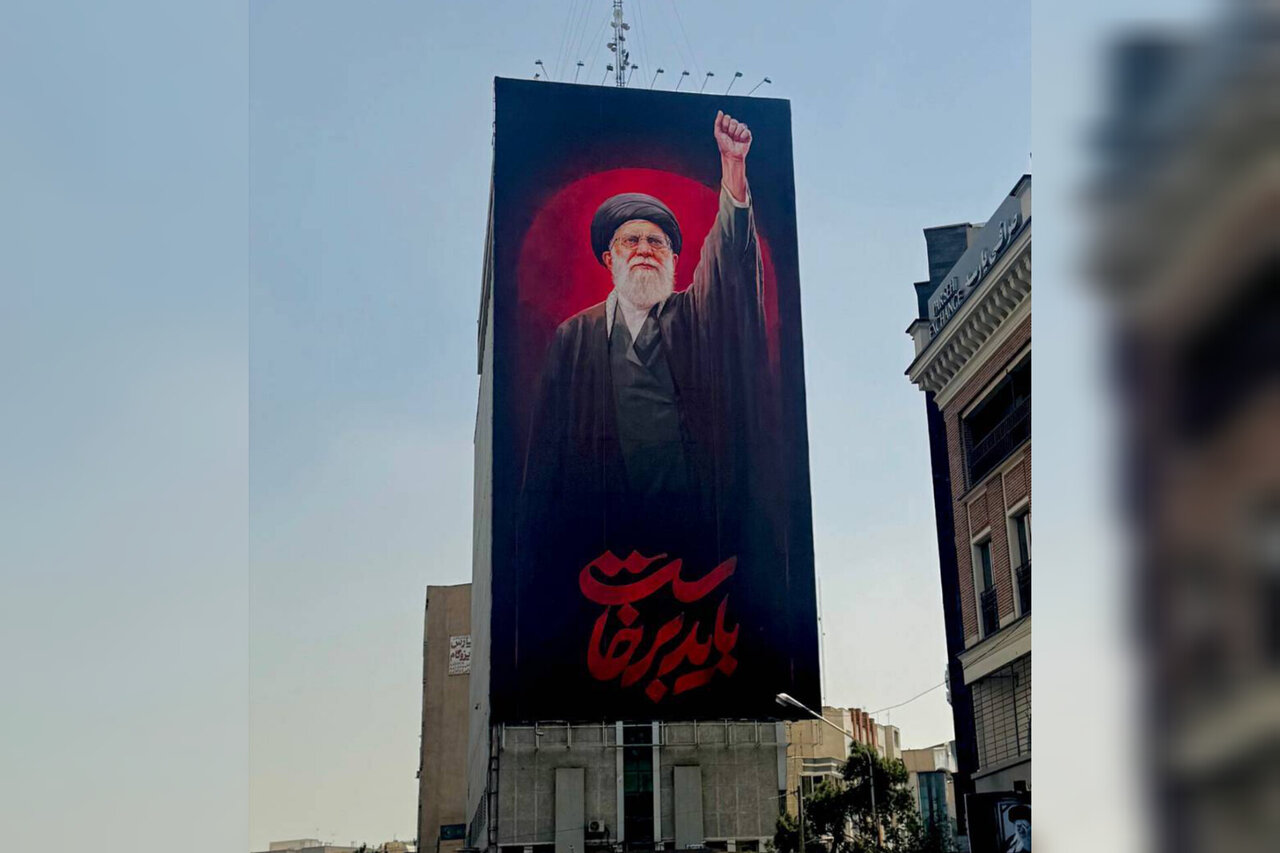 رهبر شهید با دستان گرهکرده در دیوارنگاره میدان جهاد تجلی یافت – خبرگزاری مهر | اخبار ایران و جهان رهبر شهید با دستان گرهکرده در دیوارنگاره میدان جهاد تجلی یافت – خبرگزاری مهر | اخبار ایران و جهان