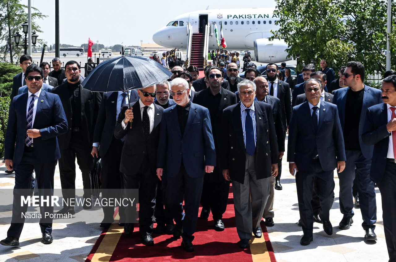 Foreign dignitaries arrive in Iran for Leader's farewell