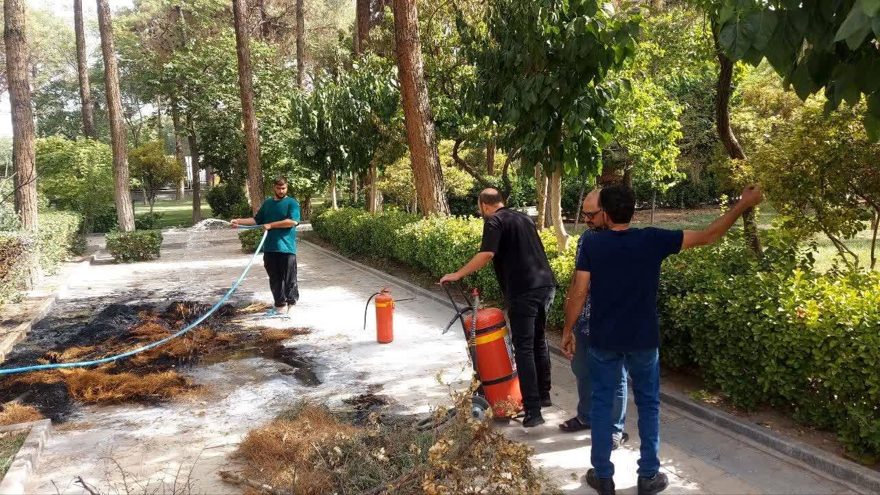 اطفای حریق جزئی در فضای سبز باغ‌موزه جهانی چهلستون اصفهان