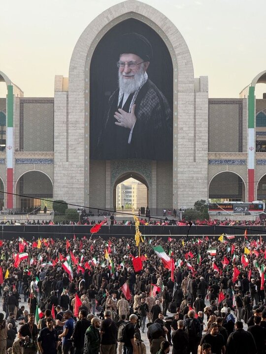 جمعیت حاضر در مصلی تهران ـ لحظات اولیه حضور مردم برای وداع با آقای شهید ایران