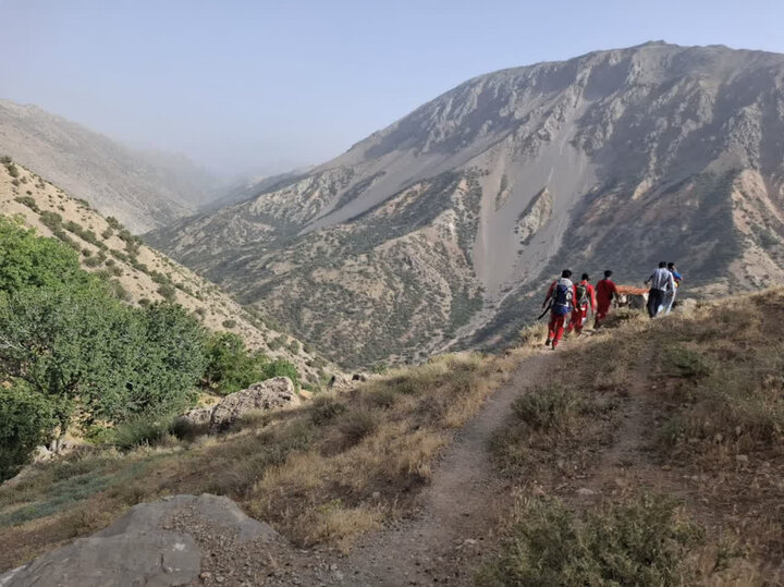 امدادرسانی هلال‌احمر به افراد گرفتار در ارتفاعات روستای سرپیر