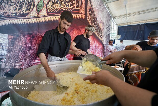 پذیرایی از زائران رهبر شهید در چهل‌سرای مصلی