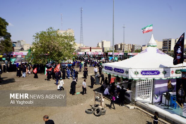 پذیرایی از زائران رهبر شهید در چهل‌سرای مصلی