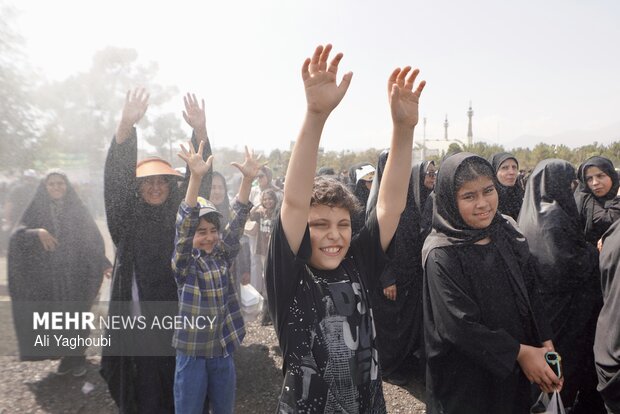 پذیرایی از زائران رهبر شهید در چهل‌سرای مصلی