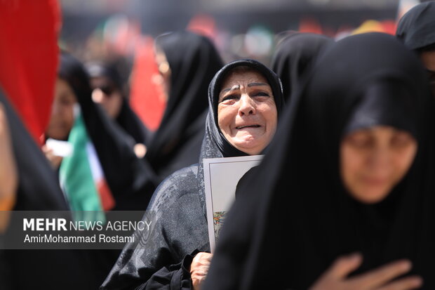 روز اول وداع با قائد شهید در مصلی شهر تهران