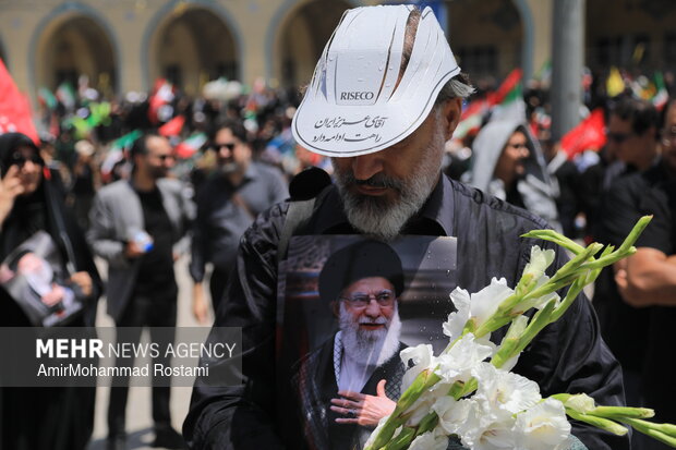 روز اول وداع با قائد شهید در مصلی شهر تهران