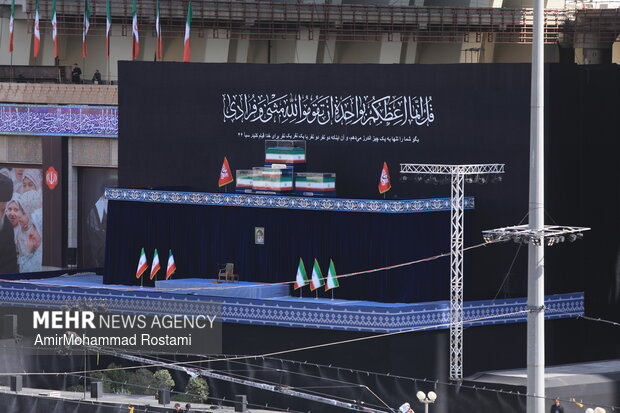 روز اول وداع با قائد شهید در مصلی شهر تهران