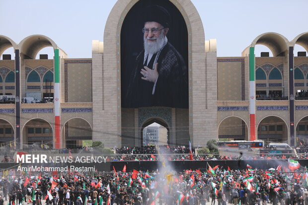 روز اول وداع با قائد شهید در مصلی شهر تهران