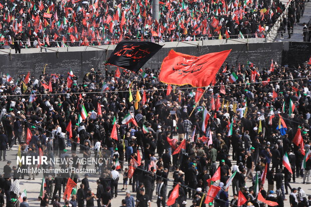 روز اول وداع با قائد شهید در مصلی شهر تهران