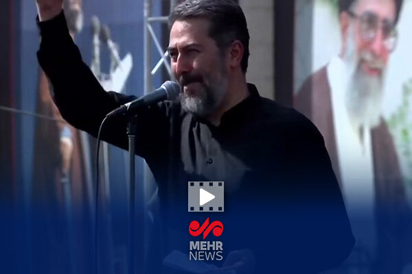 لحظاتی از شعرخوانی آقای احمد بابایی در مراسم وداع رهبر شهید