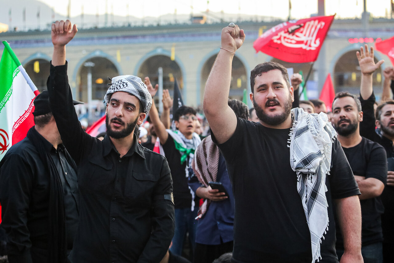 What slogans do the mourning crowds chant?
