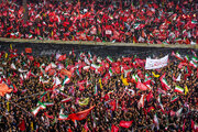دووەم ڕۆژی ڕێوڕەسمی ماڵئاوایی لە ڕێبەری شەهیدی ئێران؛ عاشقان نوێژیان لە سەر تەرمی شەهیدان کرد
