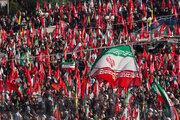 فیديو: قُبيل مراسم الصلاة على جثمان القائد الشهيد.. مصلى طهران يمتلئ بحشود المؤمنين
