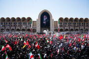 لوموند: اليوم الثاني من تشييع القائد الشهيد شهد حضورا جماهيريا واسعا للمعزّين