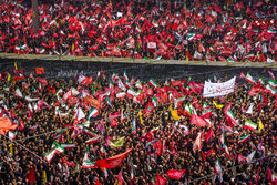 دووەم ڕۆژی ڕێوڕەسمی ماڵئاوایی لە ڕێبەری شەهیدی ئێران؛ عاشقان نوێژیان لە سەر تەرمی شەهیدان کرد