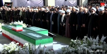 وێنەکانی ڕێوڕەسمی نوێژی جەنازە لە سەر تەرمی ڕێبەری شەهید