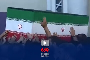 لحظات خروج پیکر رهبر شهید انقلاب پس از اقامه نماز از مصلی