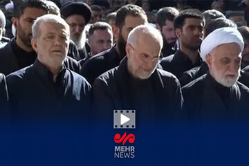 سران قوا در صف اول اقامه نماز بر پیکر مطهر رهبر شهید انقلاب و خانواده