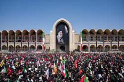 حضور خودجوش و گسترده اهالی هشتبندی در آئین وداع و تشییع رهبر شهید