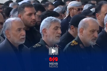 سردار قاآنی در صف اقامه نماز بر پیکر رهبر شهید انقلاب