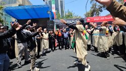 عشایر کهگیلویه و بویراحمد با آیین‌های سنتی، امام شهید امت را بدرقه کرد
