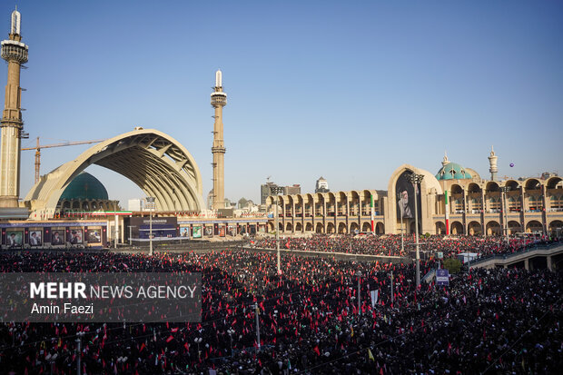 مراسم اقامه نماز بر پیکر «آقای شهید ایران»