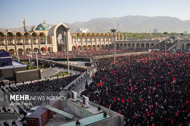 مراسم اقامه نماز بر پیکر «آقای شهید ایران»