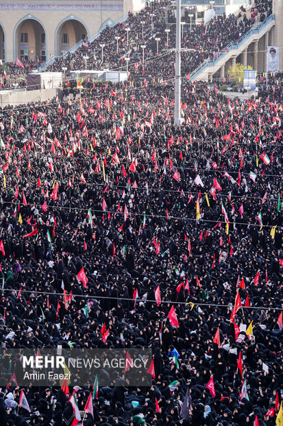 مراسم اقامه نماز بر پیکر «آقای شهید ایران»