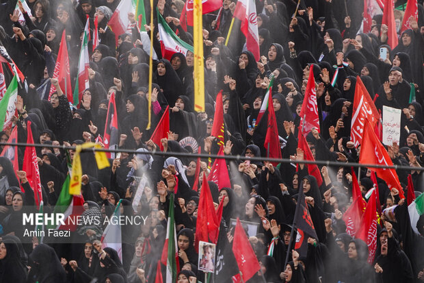 مراسم اقامه نماز بر پیکر «آقای شهید ایران»