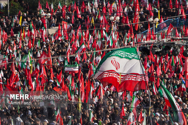 مراسم اقامه نماز بر پیکر «آقای شهید ایران»