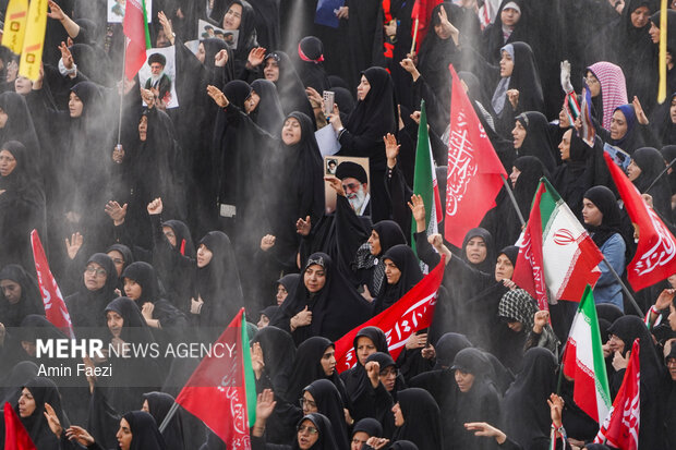 مراسم اقامه نماز بر پیکر «آقای شهید ایران»