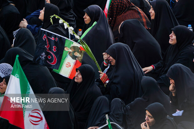 مراسم اقامه نماز بر پیکر «آقای شهید ایران»