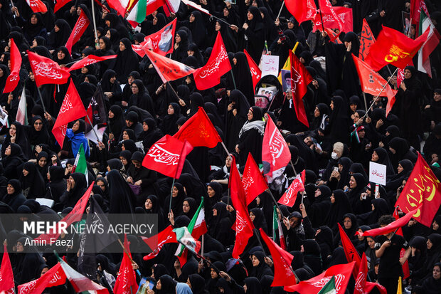 مراسم اقامه نماز بر پیکر «آقای شهید ایران»
