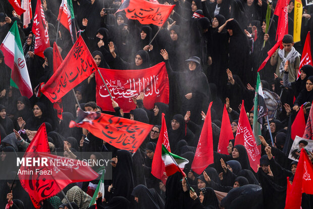 مراسم اقامه نماز بر پیکر «آقای شهید ایران»