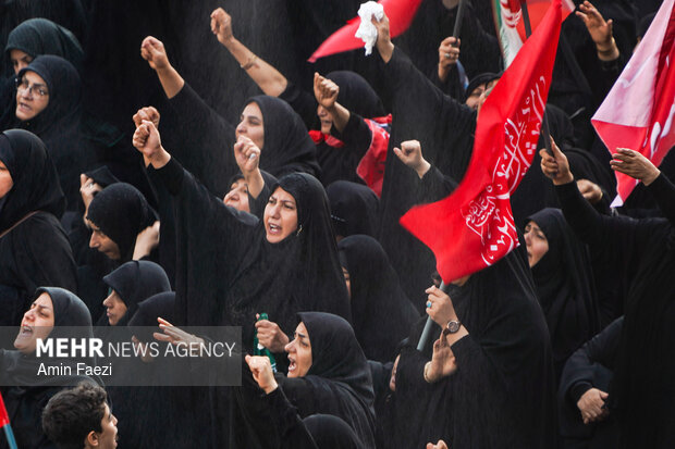 مراسم اقامه نماز بر پیکر «آقای شهید ایران»