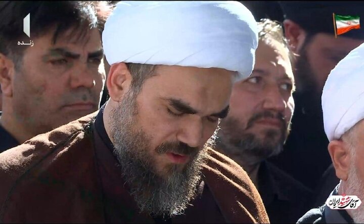حال و هوای پدر شهیده زهرا محمدی گلپایگانی نوه ۱۴ ماهه رهبر شهید انقلاب اسلامی در لحظات اقامه نماز بر پیکر دخترش