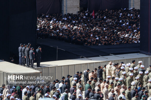 مراسم اقامه نماز بر پیکر «آقای شهید ایران»