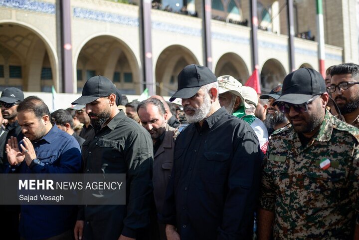 حضور سردار وحیدی در مراسم اقامه نماز بر پیکر آقای شهید ایران