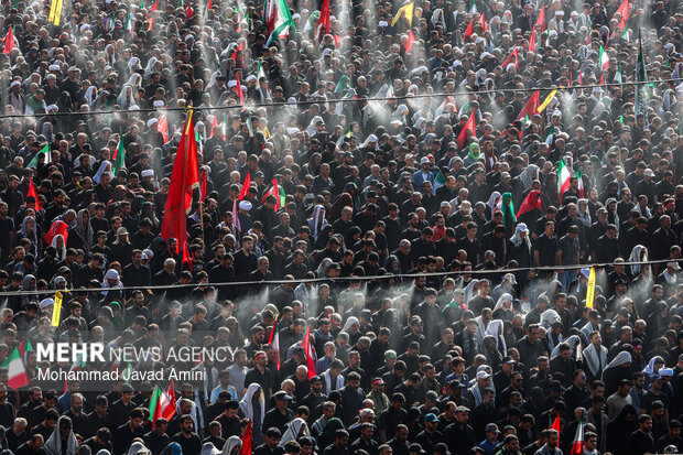 مراسم اقامه نماز بر پیکر «آقای شهید ایران»
