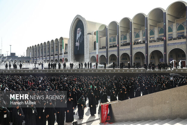 مراسم اقامه نماز بر پیکر «آقای شهید ایران»