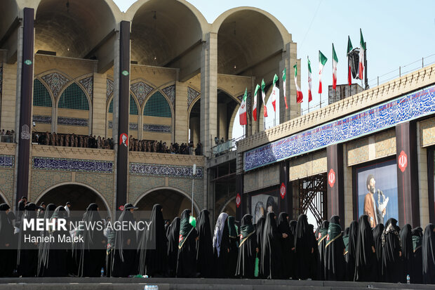 مراسم اقامه نماز بر پیکر «آقای شهید ایران»