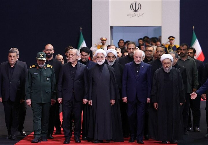 Heads of Iran’s three branches attend Leader’s funeral prayer