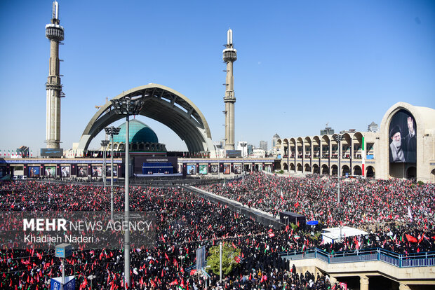 مراسم اقامه نماز بر پیکر «آقای شهید ایران»