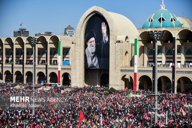 مراسم اقامه نماز بر پیکر «آقای شهید ایران»
