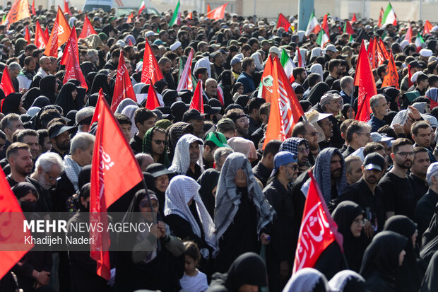 مراسم اقامه نماز بر پیکر «آقای شهید ایران»