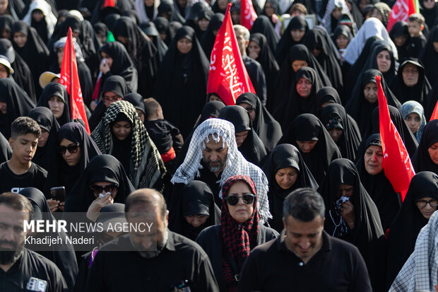 مراسم اقامه نماز بر پیکر «آقای شهید ایران»