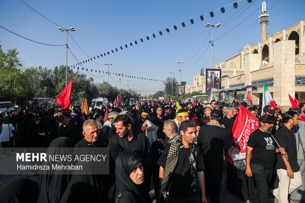 مراسم اقامه نماز بر پیکر «آقای شهید ایران»