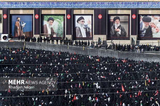 مراسم اقامه نماز بر پیکر «آقای شهید ایران»